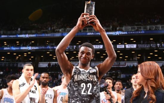 个人能力！两队进攻陷入困境， 奎因上场外线运球高难度急停三分命中！